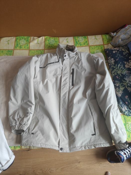 Белая курточка на мальчика 60-62 размер XXL, теплая удобная