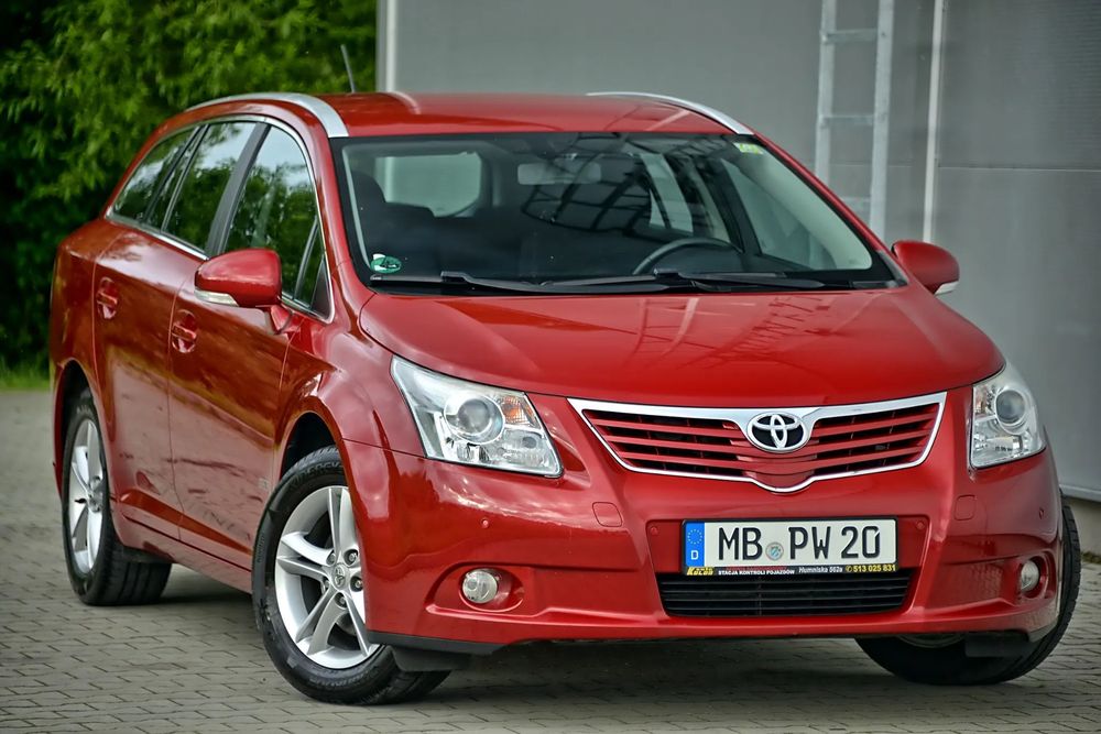 Toyota Avensis 1.8 VVT-i 147KM Automat Czujniki przód tył Navi Alufelgi Klimatronic