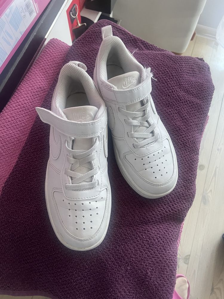 Biale skorzane adidasy za kostke Nike 31,5
