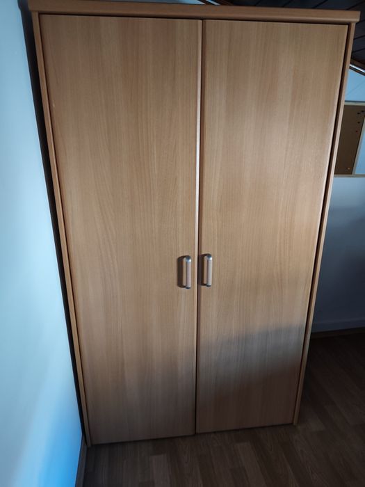 Quarto rapaz, cama roupeiro e secretária