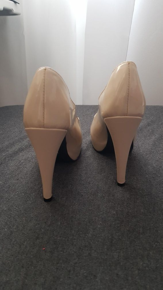 Sapatos salto alto Lucchi em pele importados