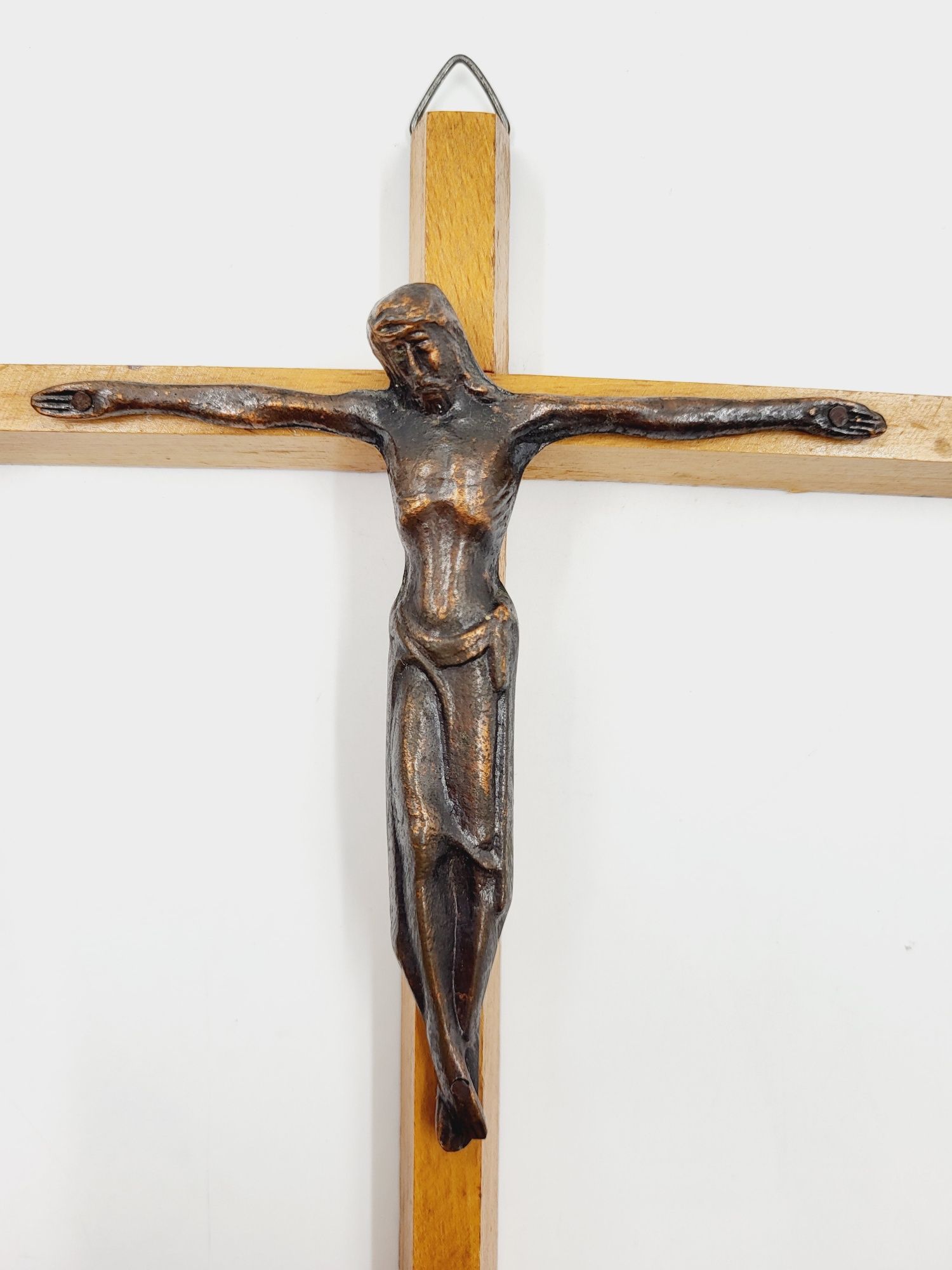 Stary drewniany krzyżyk z miedzianą figurka Jezusa PRL