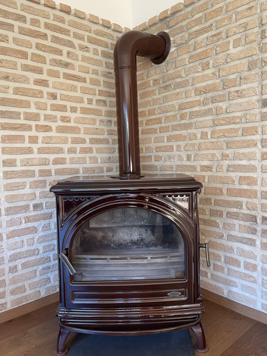 Piec żeliwny Godin – kominek wolnostojący, bordowa emalia