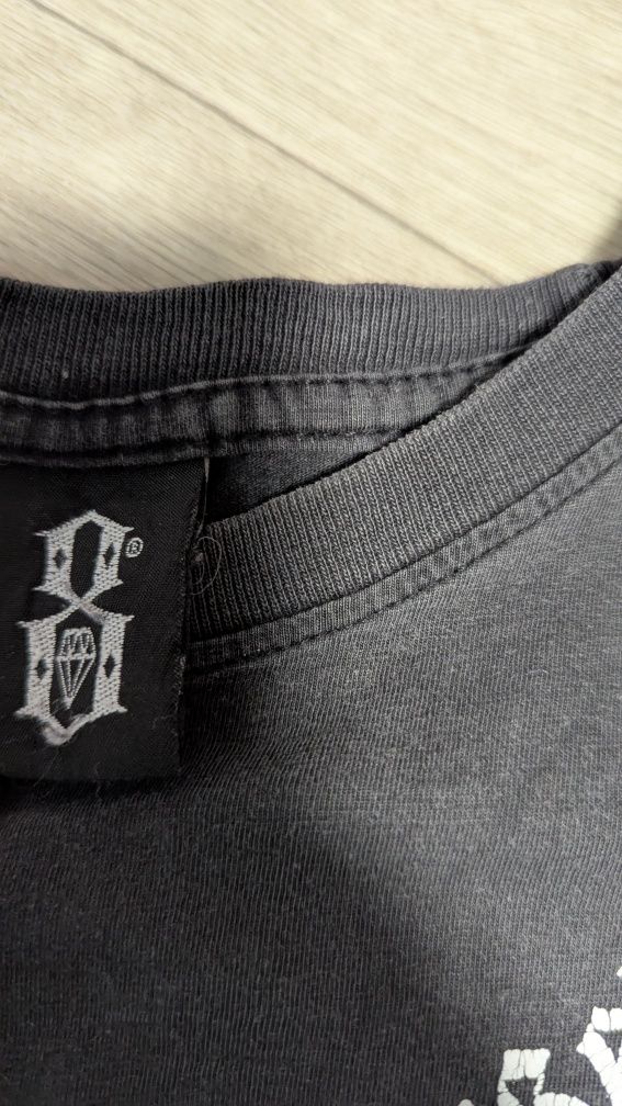 В наявності футболка з черепом