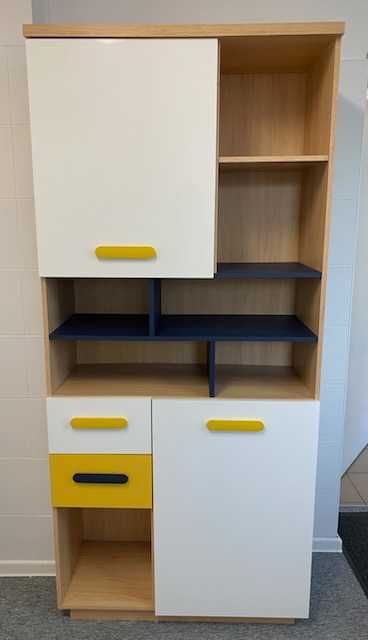 Biurko i regał w stanie bardzo dobrym.