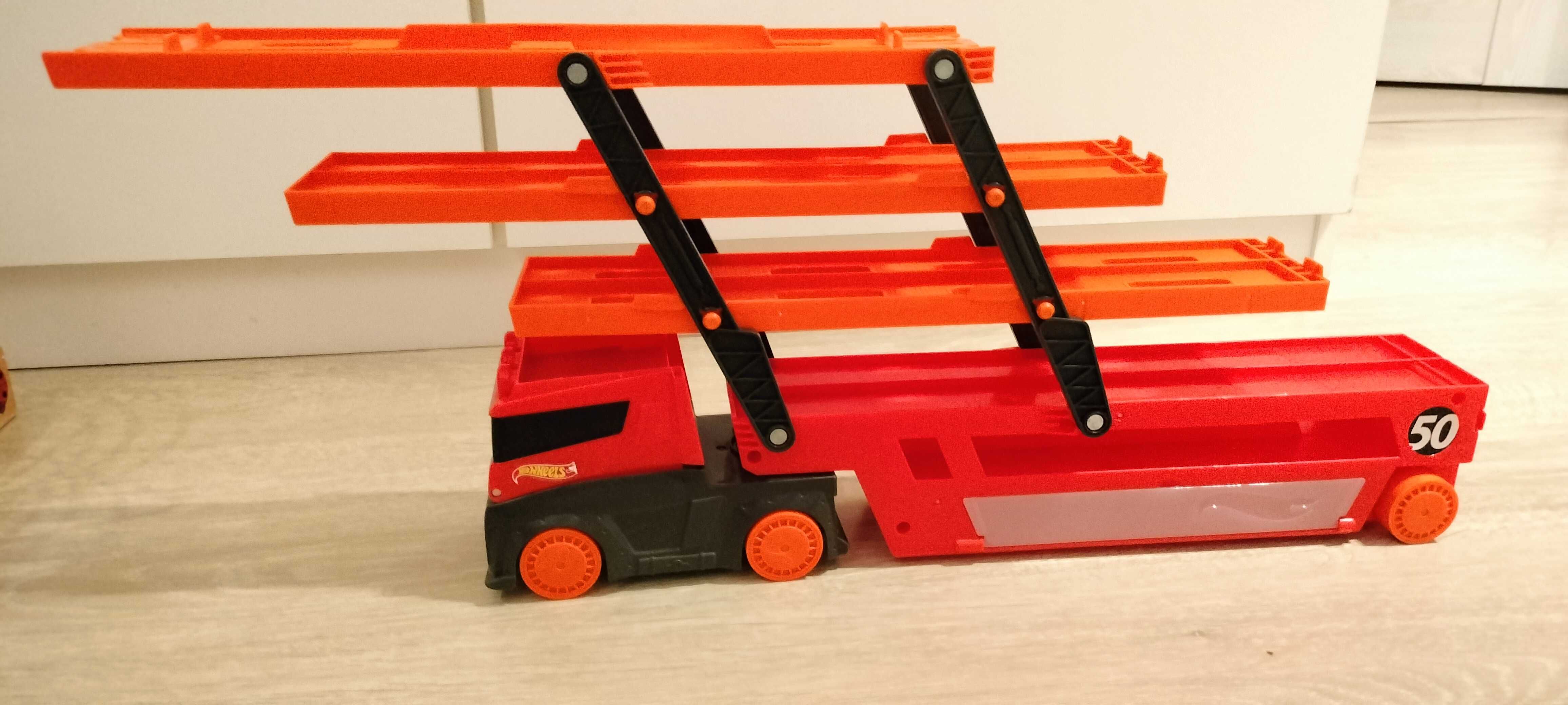 HOT WHEELS Mega Transporter Laweta na 50 aut