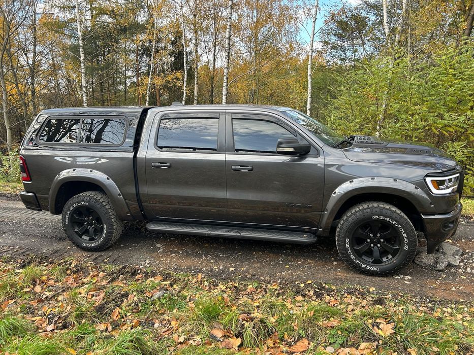 Dodge RAM REBEL 4X4 V8 401 KM 2022r. zamykana zabudowa na część ładunkową