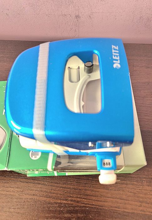 dziurkacz Leitz 5008 WOW w kolorze jasnoniebieskim