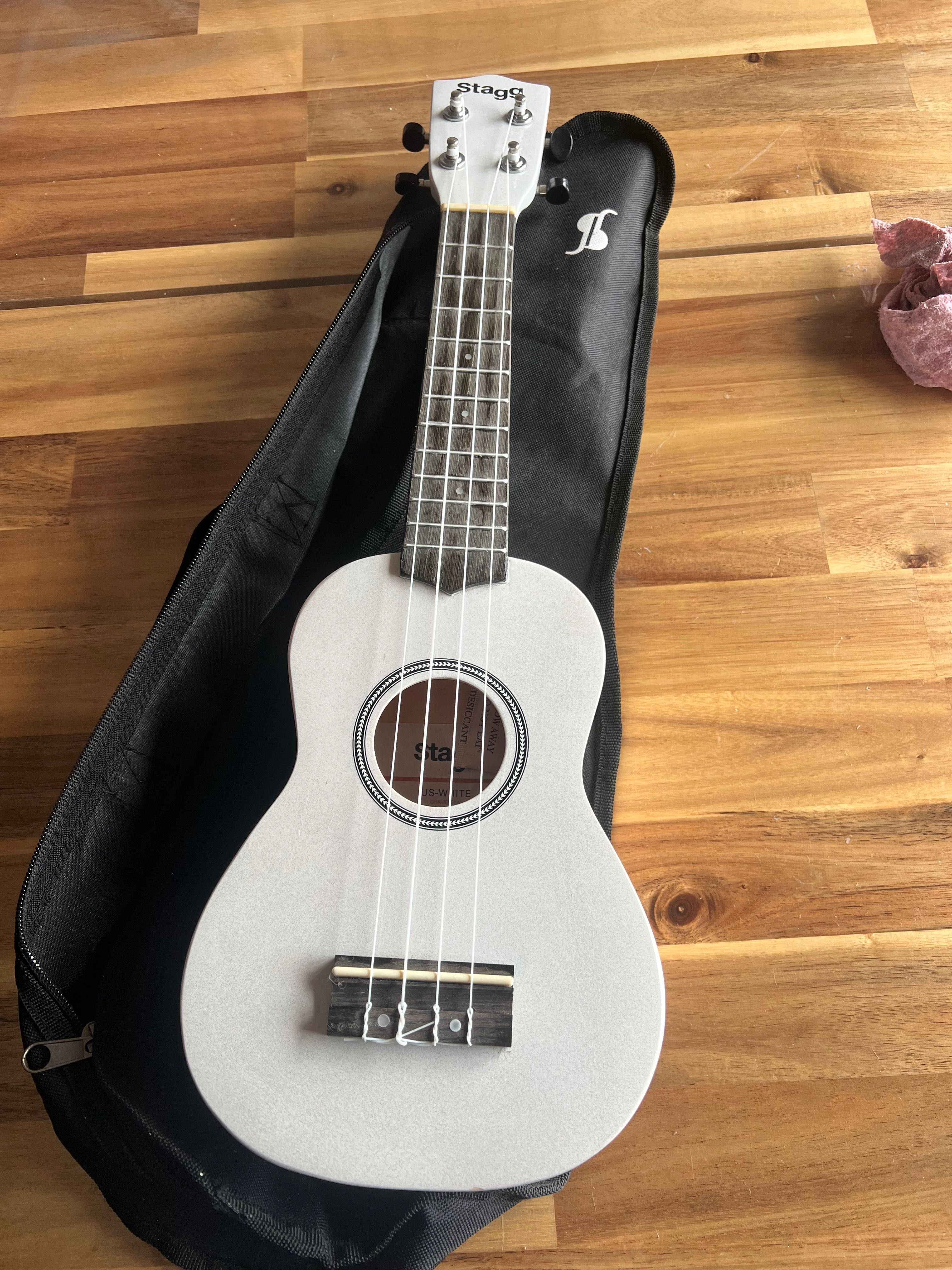 Ukulele Stagg com capa novo