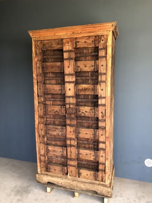 Zabytkowa stara zabytkowa recznie rzezbiona szafa