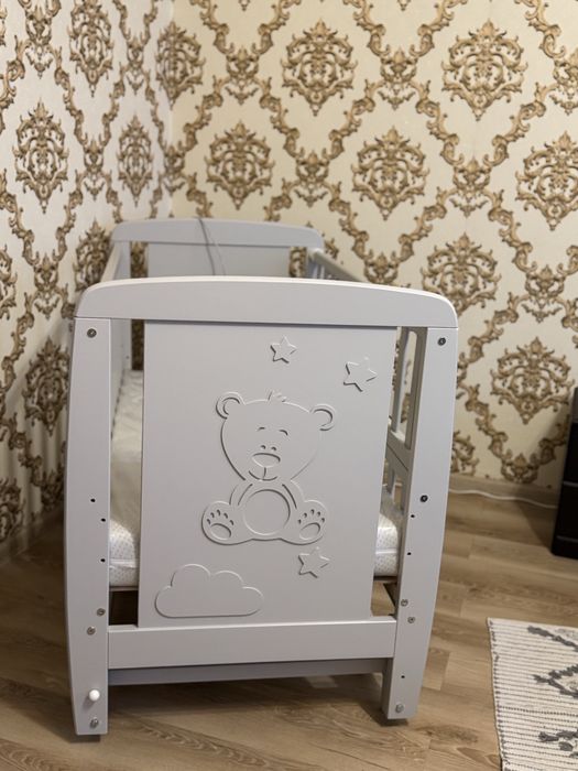 Дитяче ліжечко для новонародженої дитини з маятником і бортиком