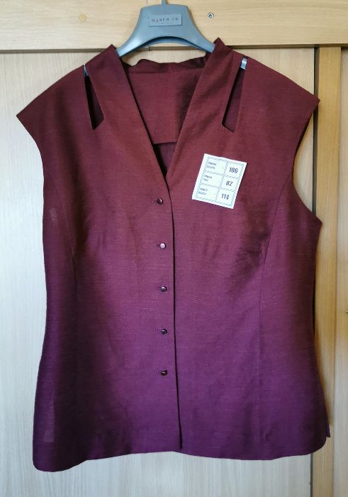 Elegancki wiśniowy komplet - kamizelka, spódnica i spodnie.