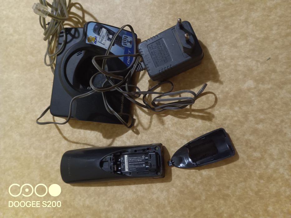 Продам п'ять стаціонарних телефонів. Один з USB