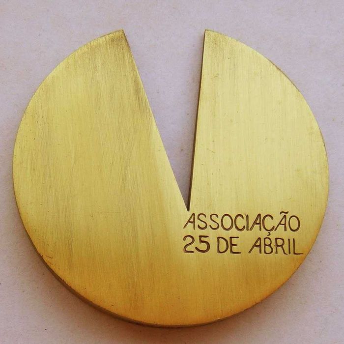 Medalha de Bronze Revolução Cravos Associação 25 de Abril por AURÉLIO