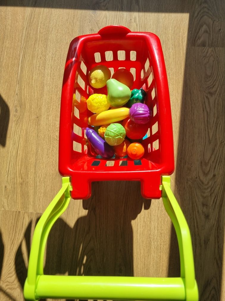 Zabawka wózek sklepowy z warzywami i owocami