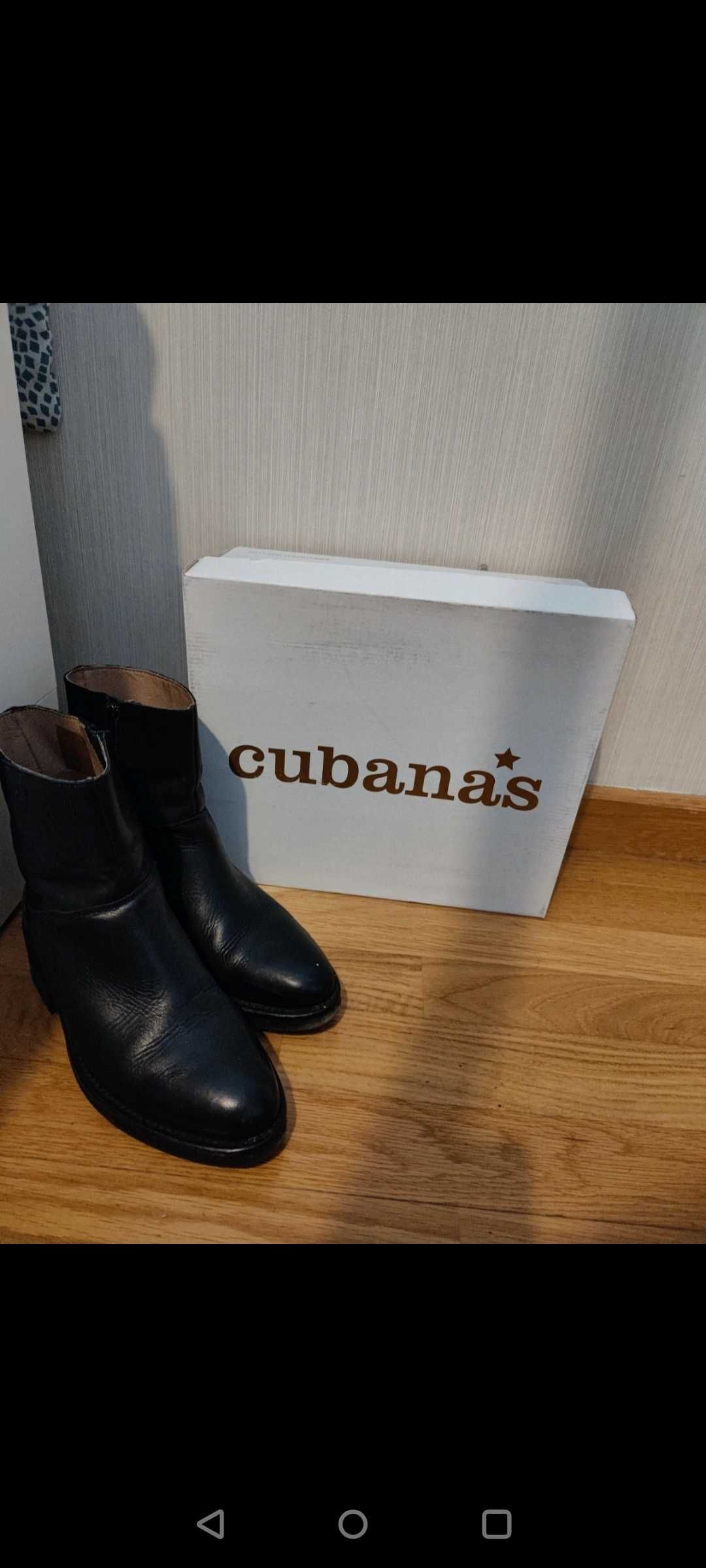 Botas pretas da marca Cubanas