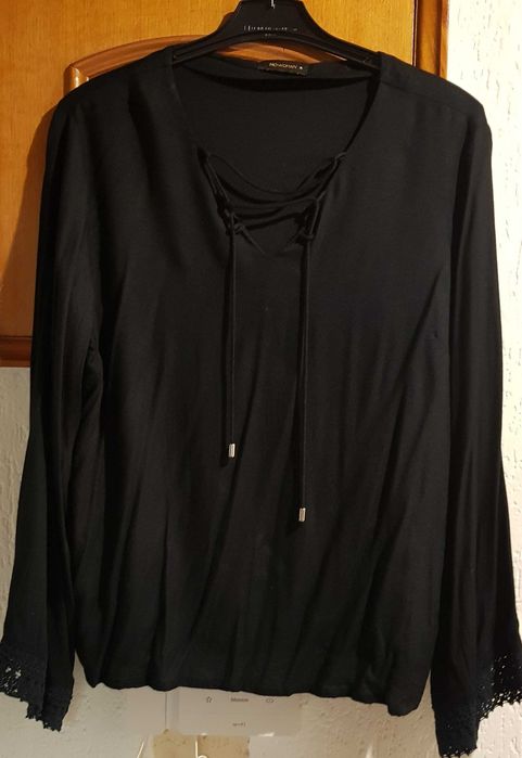 Tunica preta bordada nos punhos