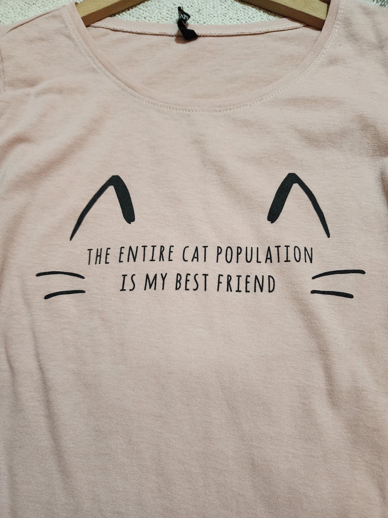 Różowy pudrowy t-shirt z napisem o kotach dla kociarzy