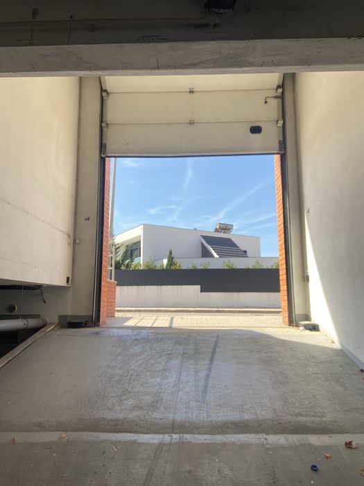 Alugo espaço junto praça touros Almeirim