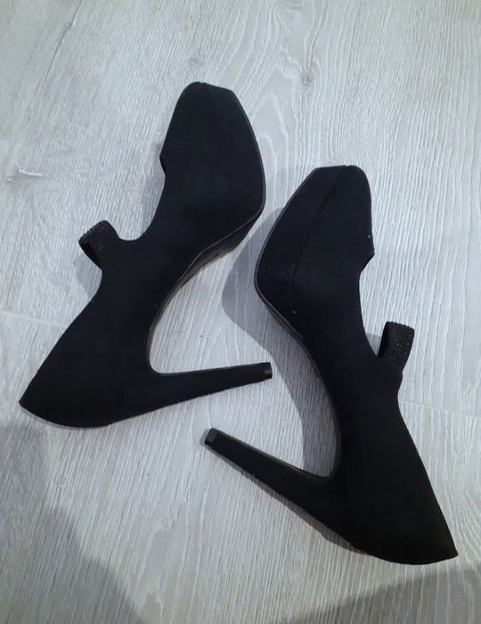 Czarne szpilki na platformie 39