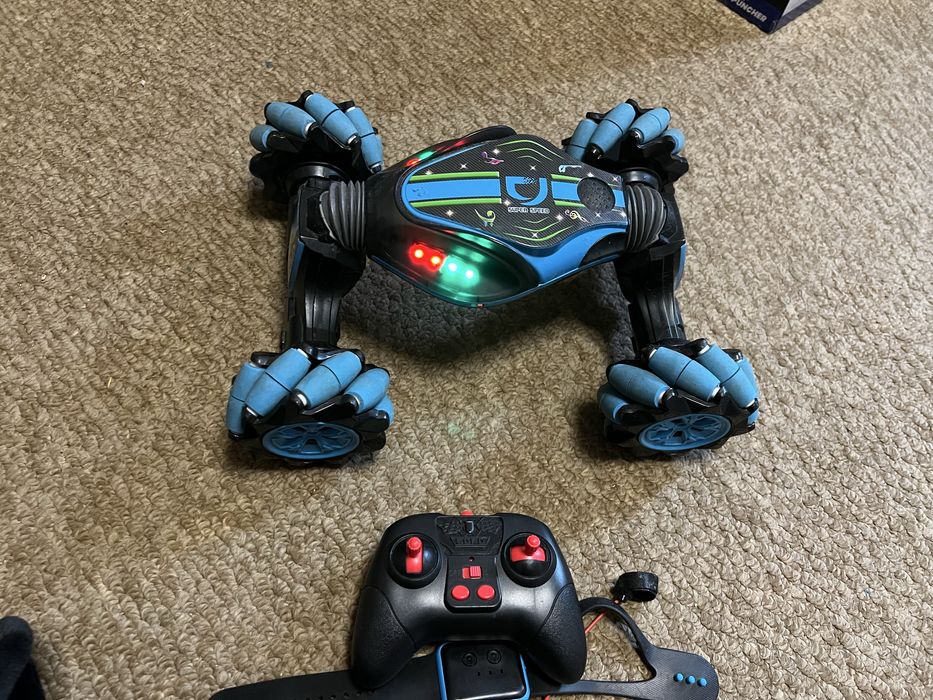 Радиоуправляемая машинка-перевертыш Stunt Super Speed.