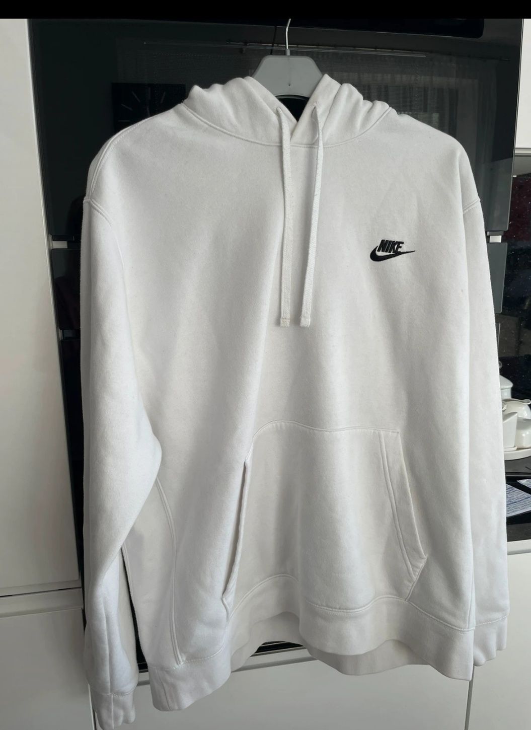 Biała bluza Nike z kapturem