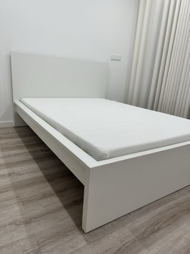 Cama Ikea Malm com estrado e colchao 200x140cm