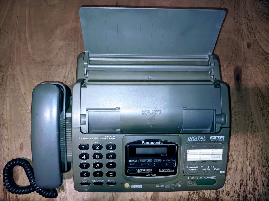 Телефон-факс Panasonic KX-F880 в рабочем состоянии