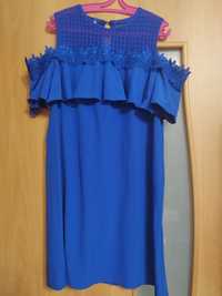 Женское платье цвета электрик