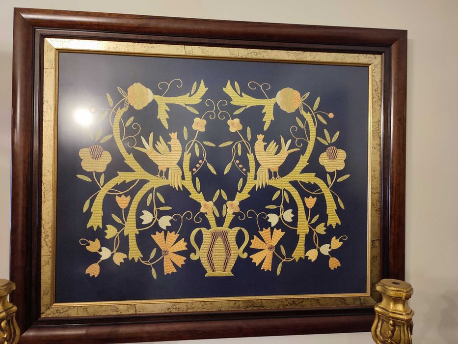 Quadro bordado de castelo branco fio de seda dourado