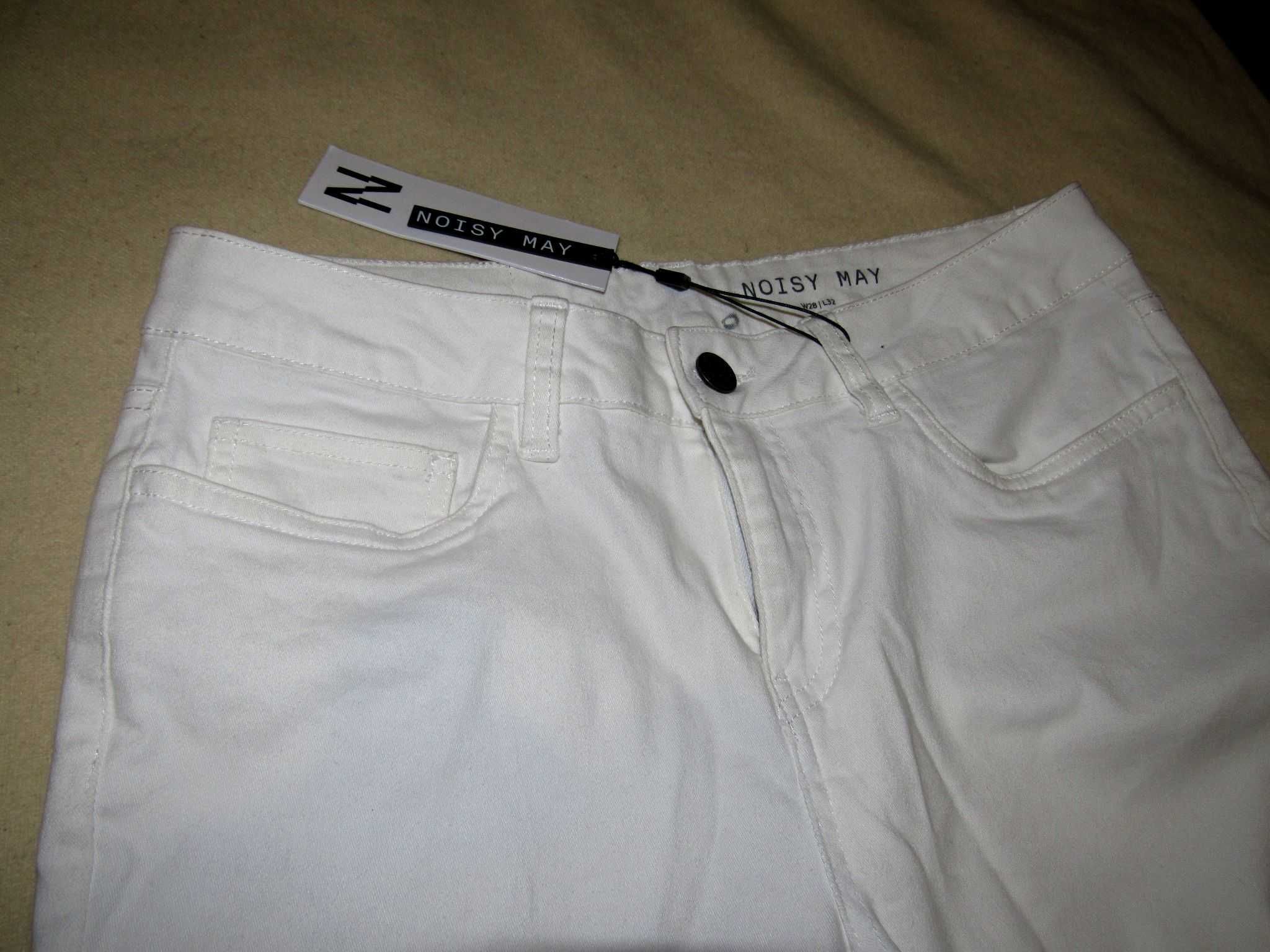 Белые джинсы (брюки) скинни Noisy May