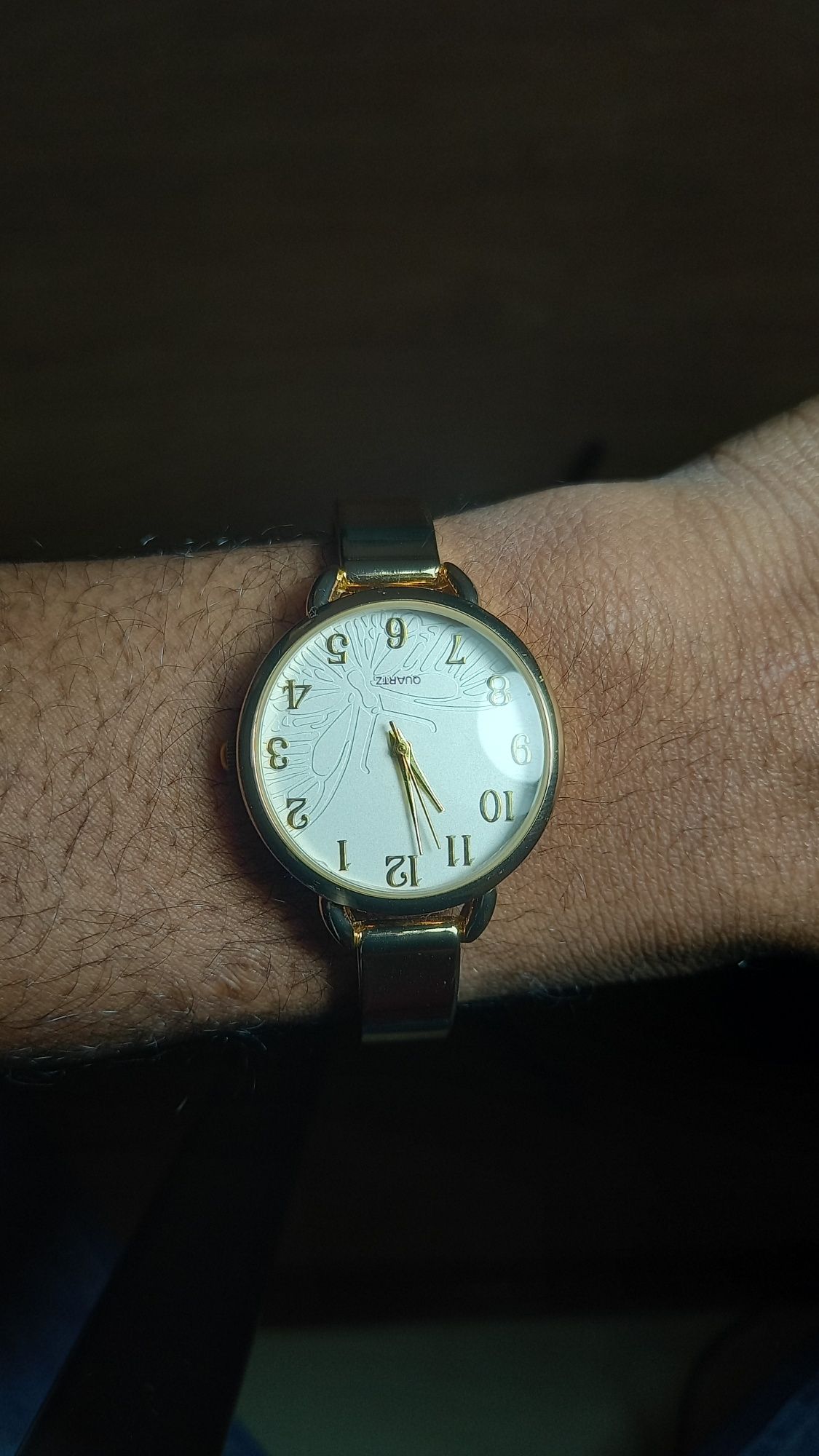 Relógio Elegante de Pulso com Pulseira Aberta Dourada