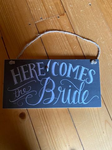 Tabliczka do ślubu Here Comes The Bride, nadejście pani mloda
