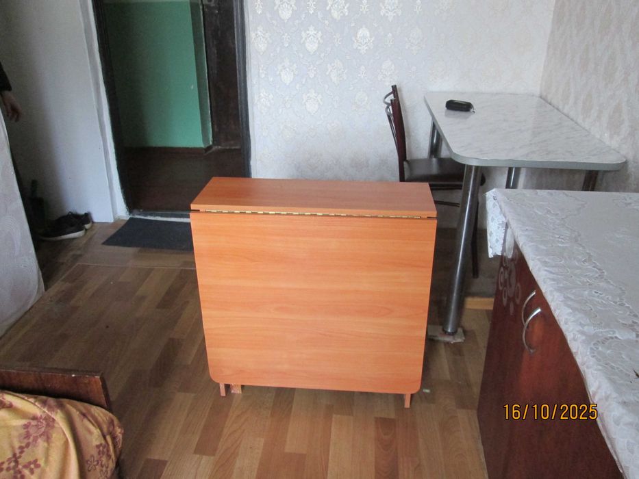 Продам  стол  книжка .