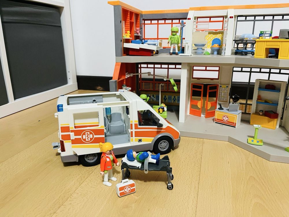 Hospital com Helicóptero e Ambulancia Playmobil