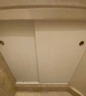 Portas de correr brancas, com calhas, para bancada