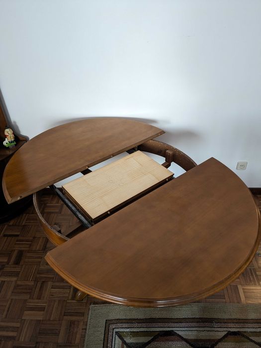 Mesa de sala de jantar com cadeiras