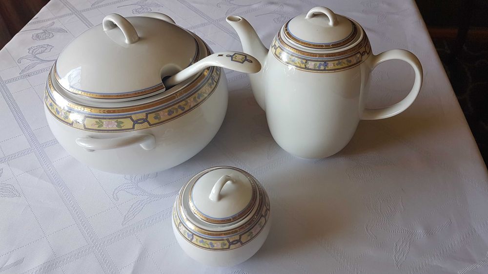 Serwis porcelanowy obiadowy na 12 osób.