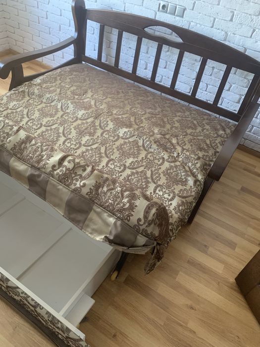 Софа. Неймовірно красива, практична і виконана з натуральної деревини.