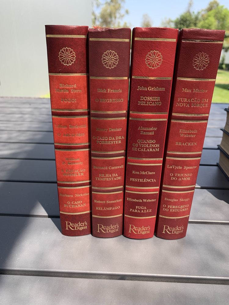 Vendo as colecções dos livros.