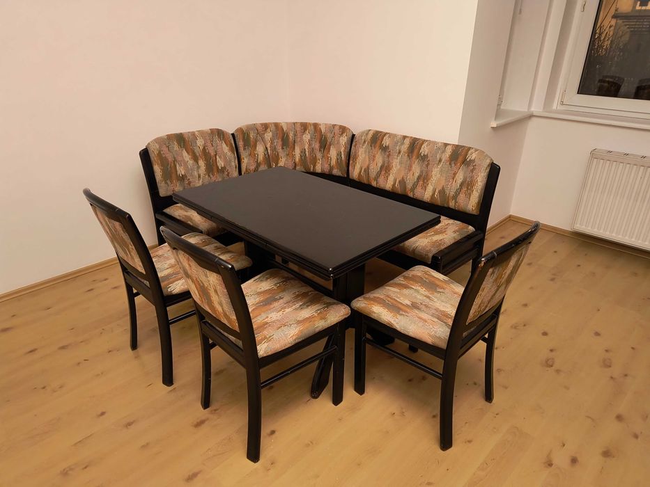 Czarne meble drewniane