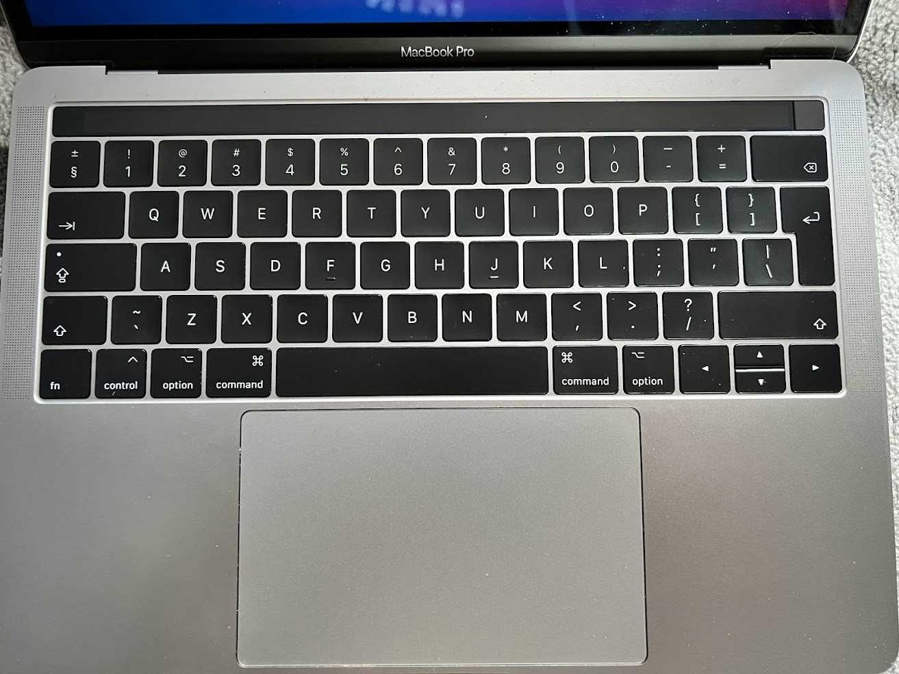 MacBook Pro 13" 2017 z mini ekranem dotykowym (touch bar)