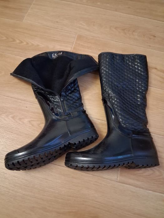 Продам жіночі сапоги.