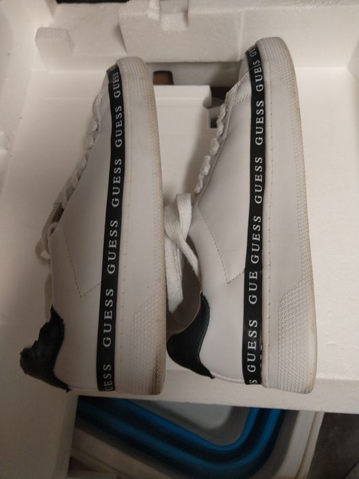 Białe buty Guess rozmiar 38. Do renowacji