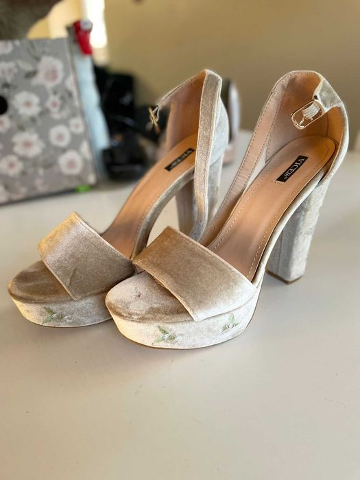 Buty na koturnie welurowe beżowe ozdobne kwiaty r. 39