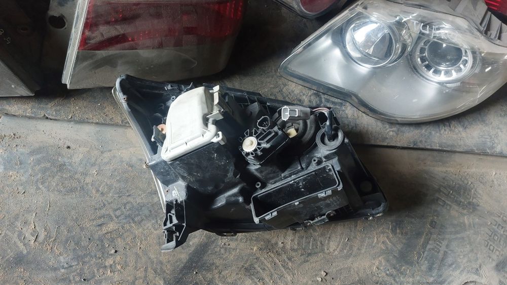 фара лампа Toyota Avensis T25 03-06 ліва