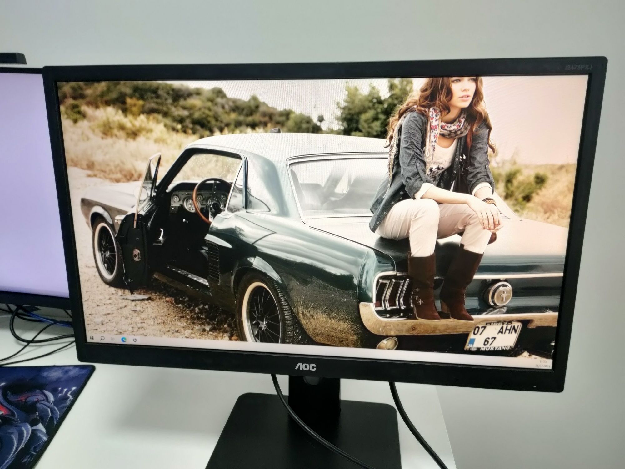 Monitor komputerowy 24" z głośnikami
