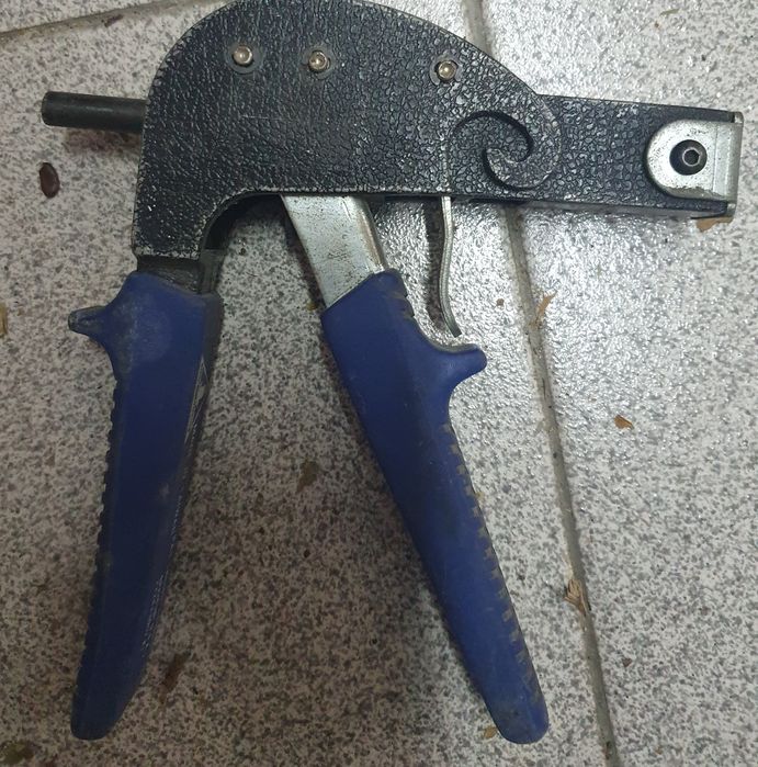 Grampo oco de parede