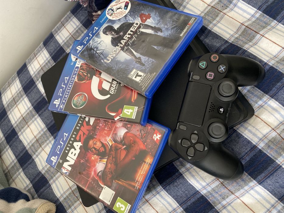Ps4 com um comando e 3 jogos 500gb