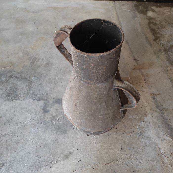 Cântaro em metal antigo